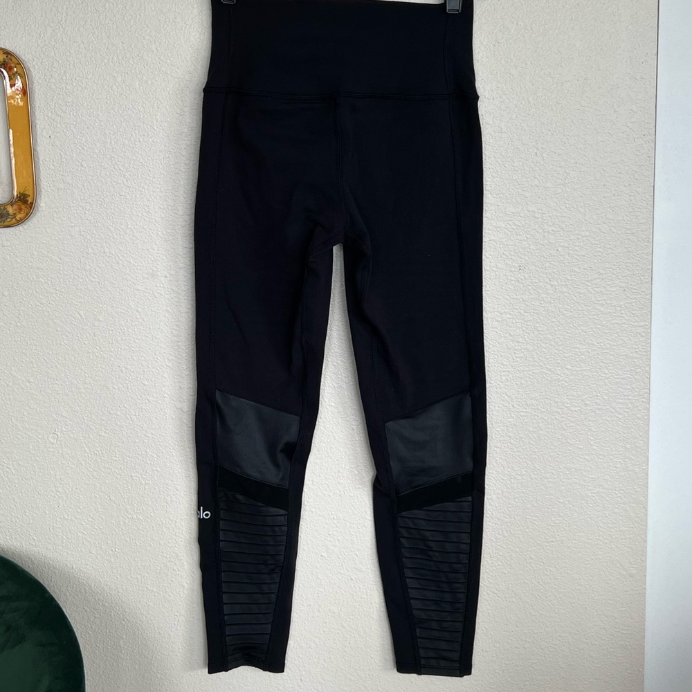ALO Yoga Black Leggings with Ribbed Detail